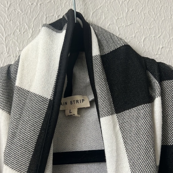 Buffalo Plaid Cardigan- black and white with tassel Size- L From- Main Strip - Picture 4 of 9